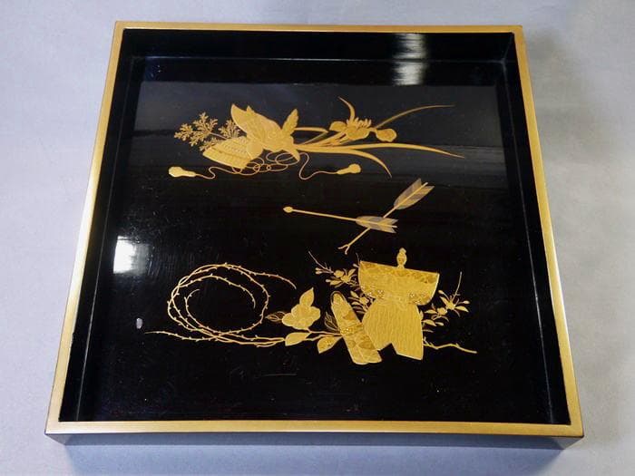 美しい雛ノ図と兜ノ図　木製金蒔絵　四方盆の小　桃の節句端午の節句