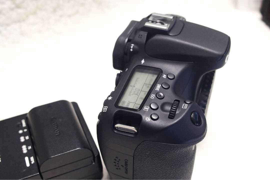 ⭐️新古品⭐️シャッター数1043回　Canon EOS 70D キャノン