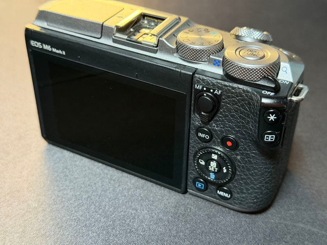 EOS M6 Mark II ダブルズームレンズ+ EF-M 22mmレンズ
