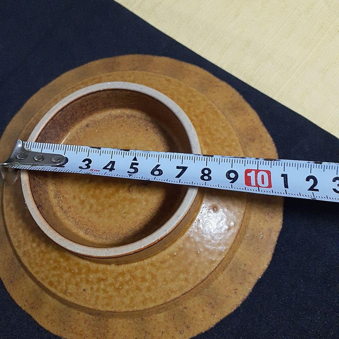 陶印いり茶色の波状縁取り陶器高台