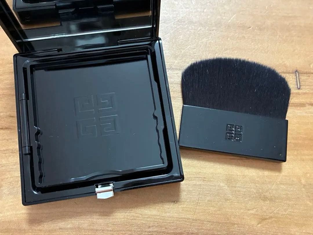 新品未使用　GIVENCHY プリズム・リーブル・プレストパウダー00番