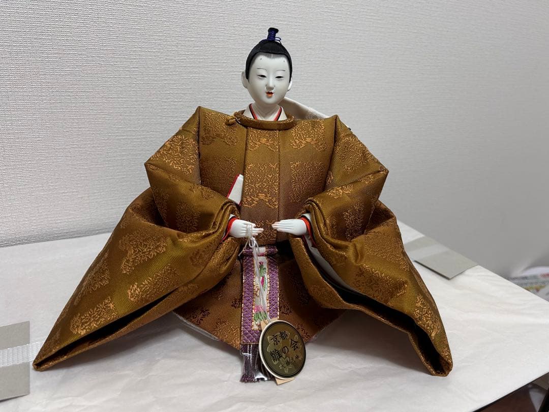 伝統的な金色の日本人形