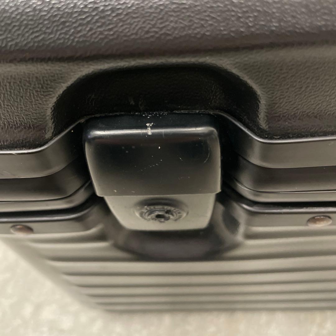 RIMOWA ブラックキャリーケース ストラップ付き