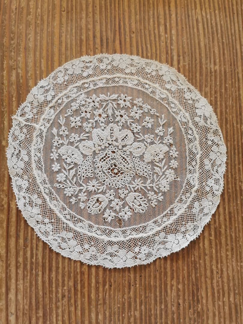 アンティークフランス 盛上げ花刺繍ニードルワーク ノルマンディーレース ドイリー