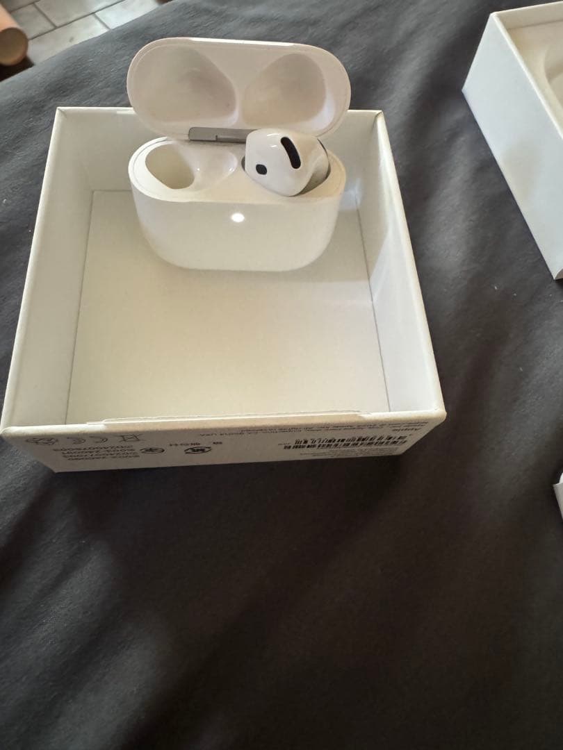 AirPods 4 ケース右側のみ ノイキャン無し