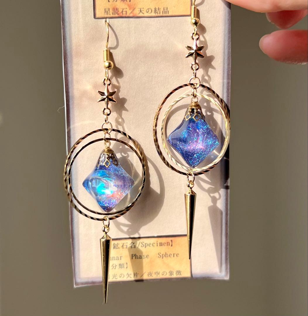 宇宙の星渦とルナフラッシュ天球儀ピアス　蓄光　アシンメトリー　八面体レジン