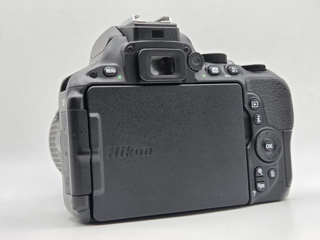 【美】Nikon D5500 18-55mm レンズキット 8,601ショット