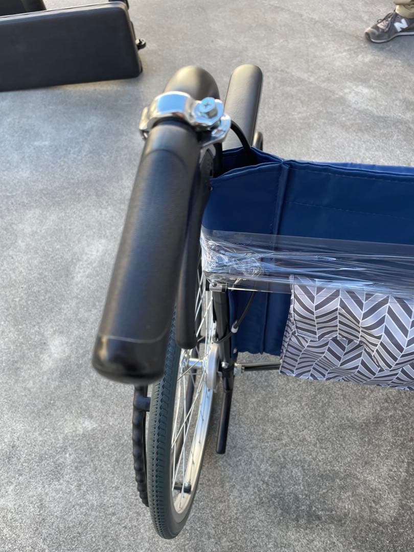 あさひ　自走用　軽量　ノーパンクタイヤ　車椅子　エミシア　220-L ネイビー