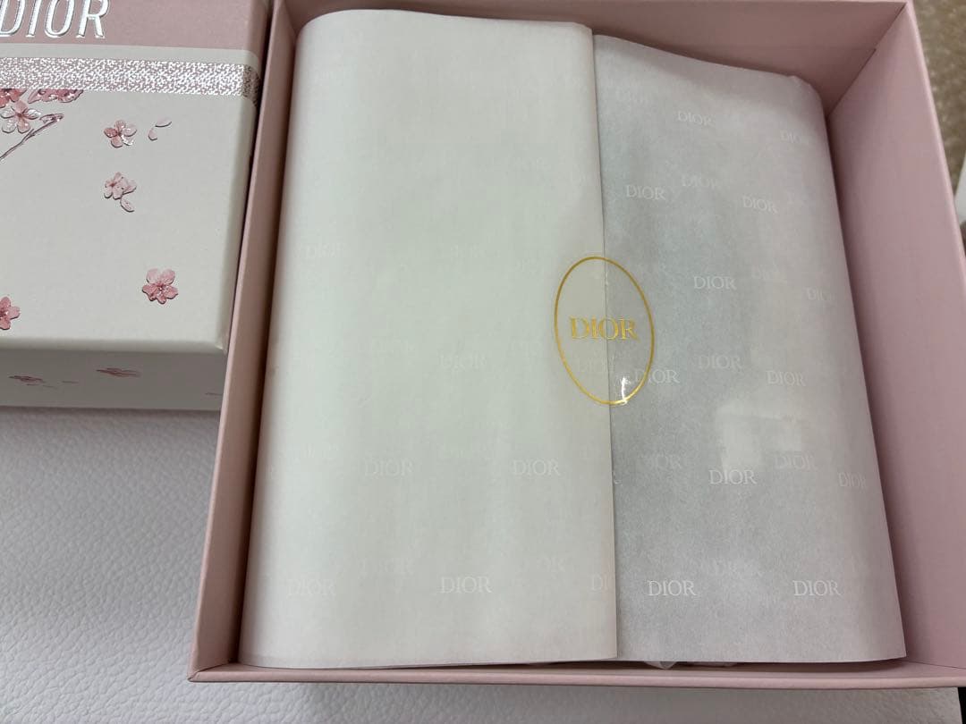 最新　限定　Dior ディオール ギフトボックス　箱　蝶と花　7個
