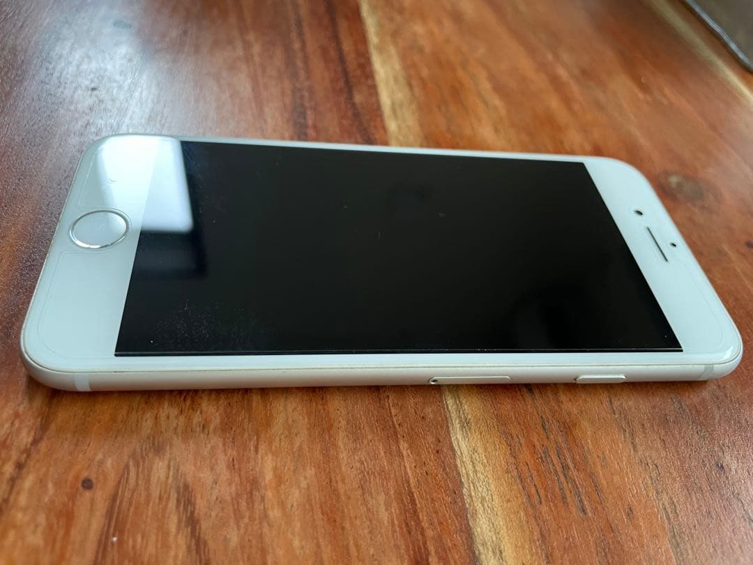 Apple iPhone 8 本体　シルバー