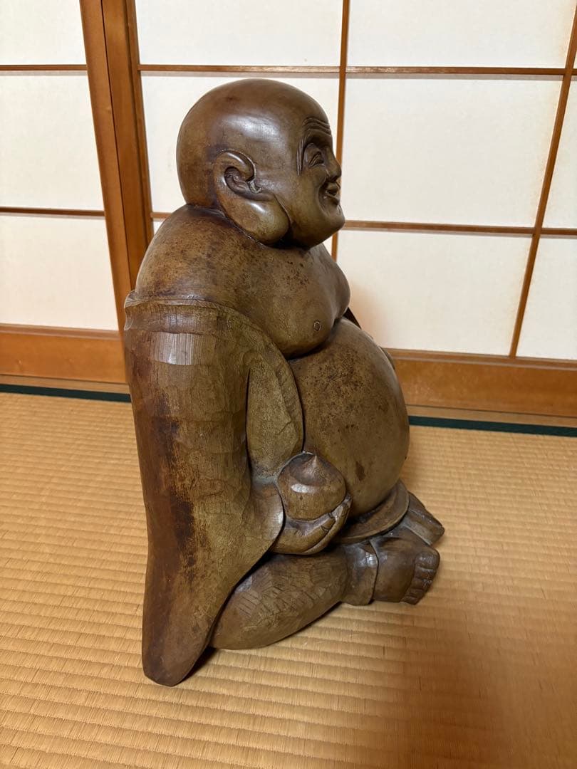 七福神の一人である「布袋様（ほていさま）」の置物