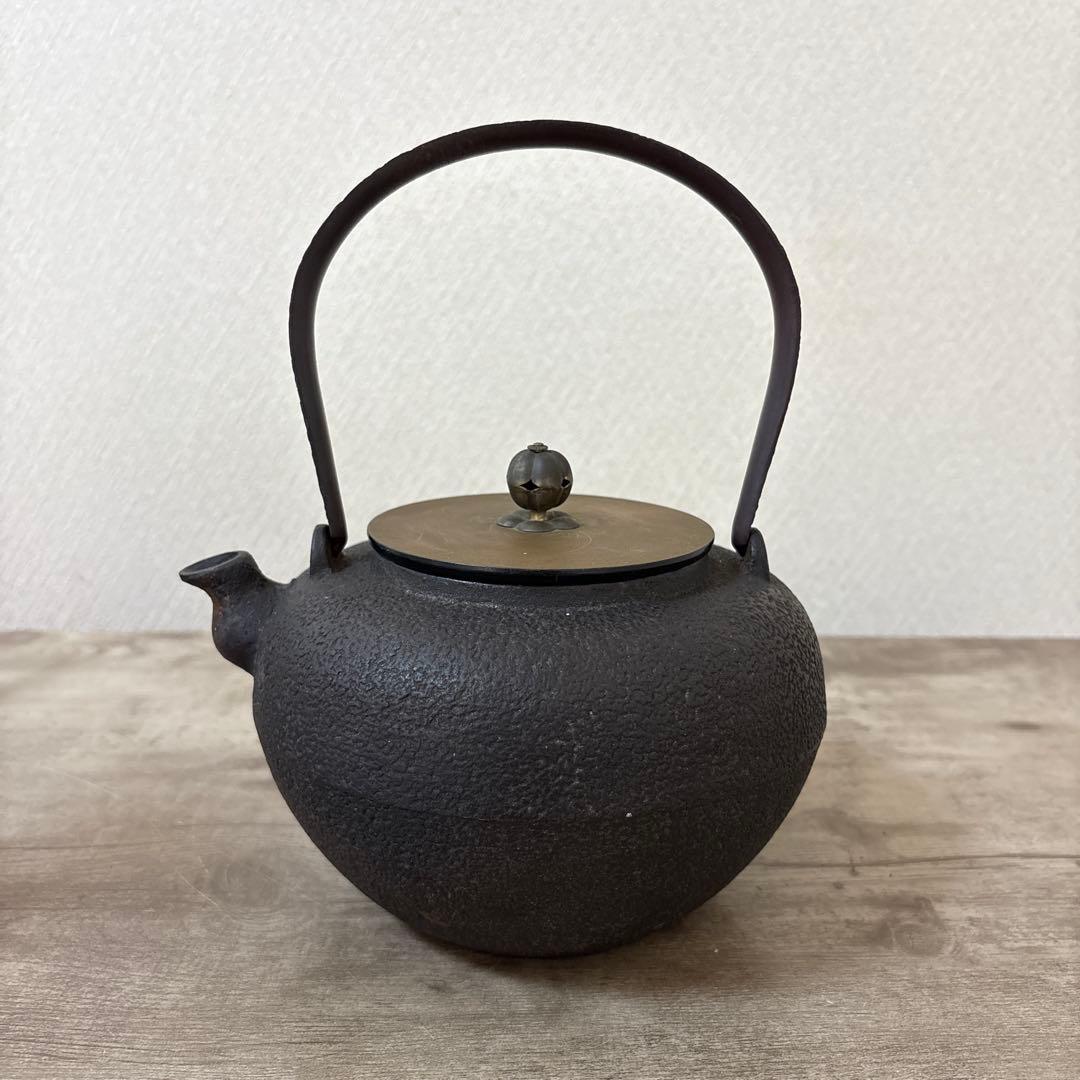 昭和二年製　龍文堂造　時代鉄瓶　宣徳蓋　茶道具　日丸形　岩肌