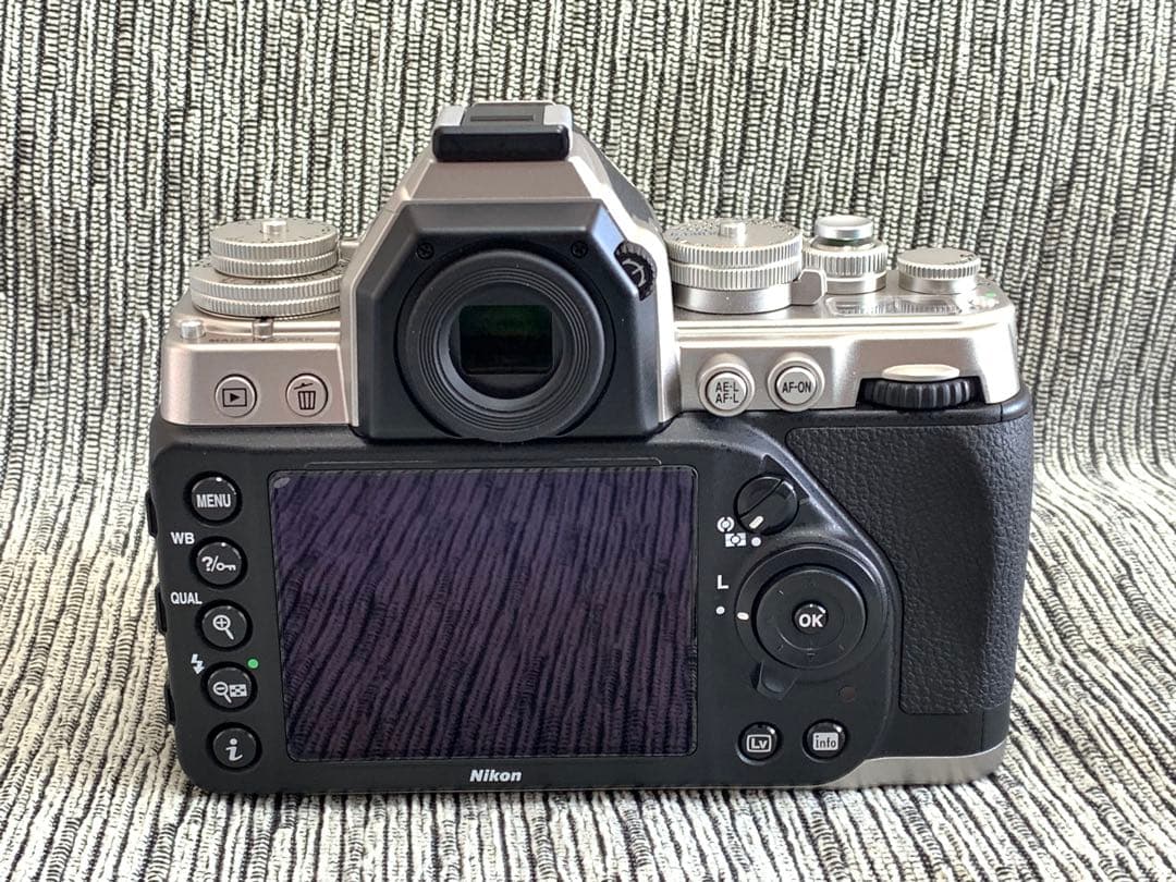 S数約4000 ニコン　Df シルバー　レンズキット　45mm F2.8Pセット