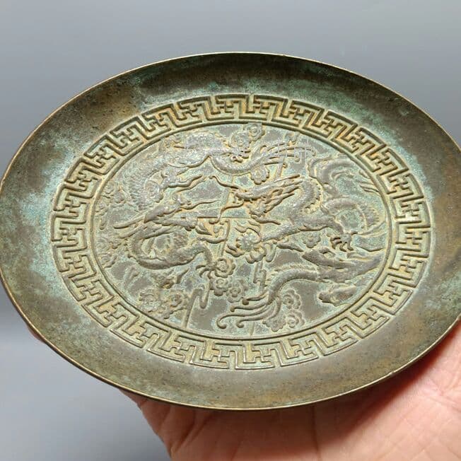 骨董品の青銅竜の皿の銅の置物
