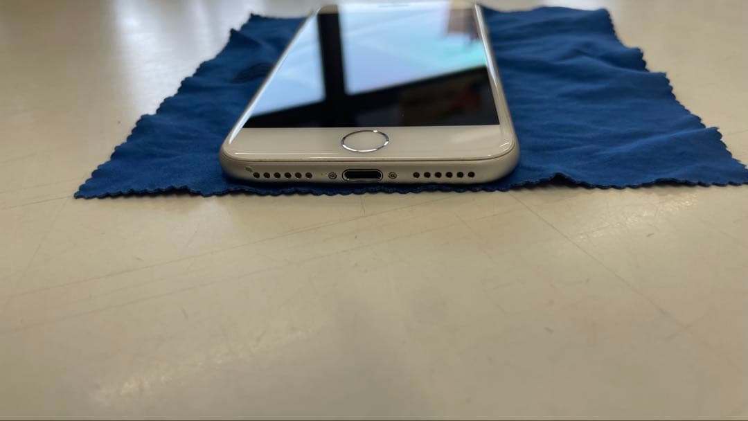 極美品Apple iPhone8 シルバー 本体　おまけスマホケース