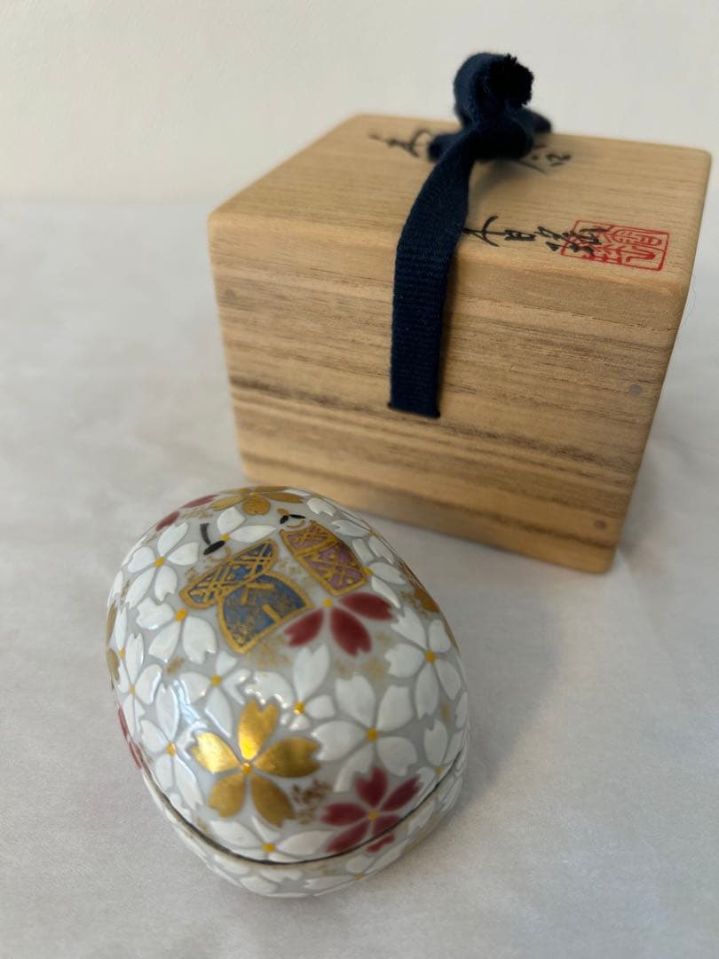 陶器製卵型香合 花柄 金彩 木箱付き