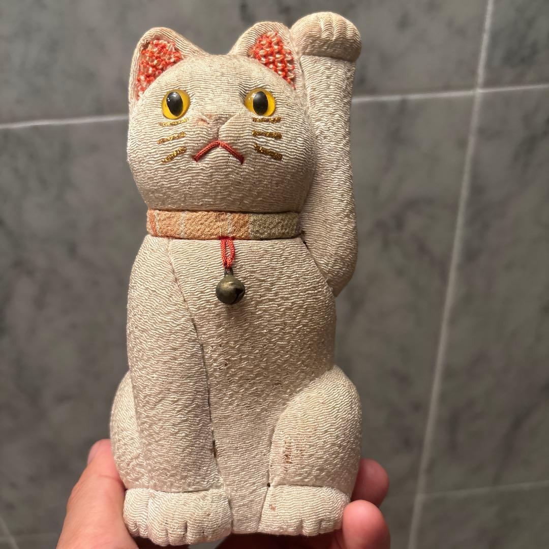 ヴィンテージ光沢のある着物生地で作られた美しい色合いの高級感のある招き猫