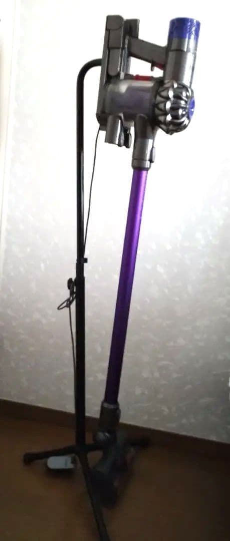 1台V6 dysonダイソン コードレス掃除機　スタンド付き