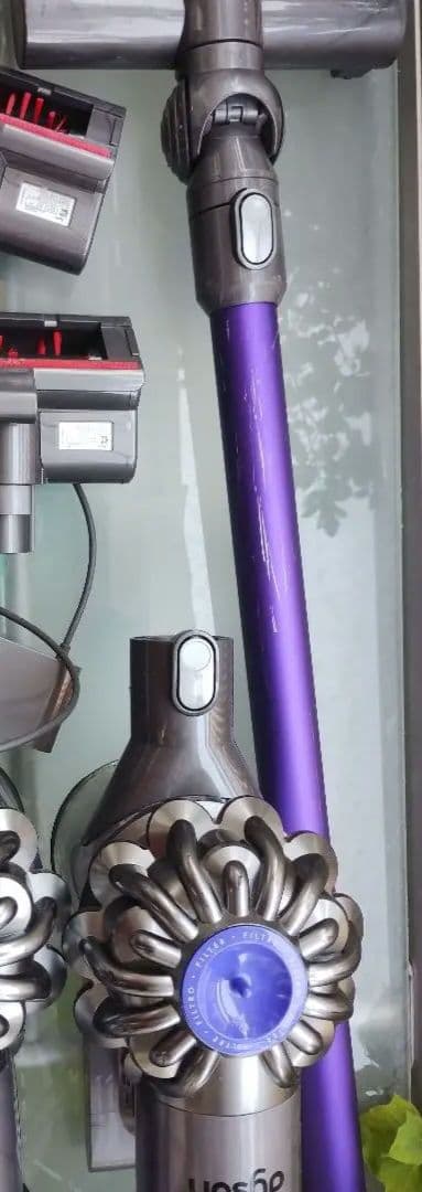 1台V6 dysonダイソン コードレス掃除機　スタンド付き