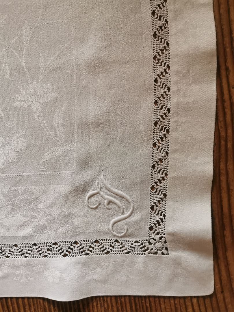 アンティーク ダマスク織 カーネーション 桜草 イニシャル刺繍 ドローンレースα