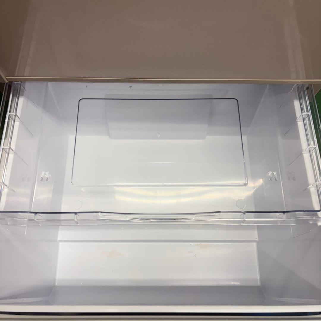 877 同棲使用の方にオススメ！！中型冷蔵庫　小型　一人暮らし　3ドア　右開き