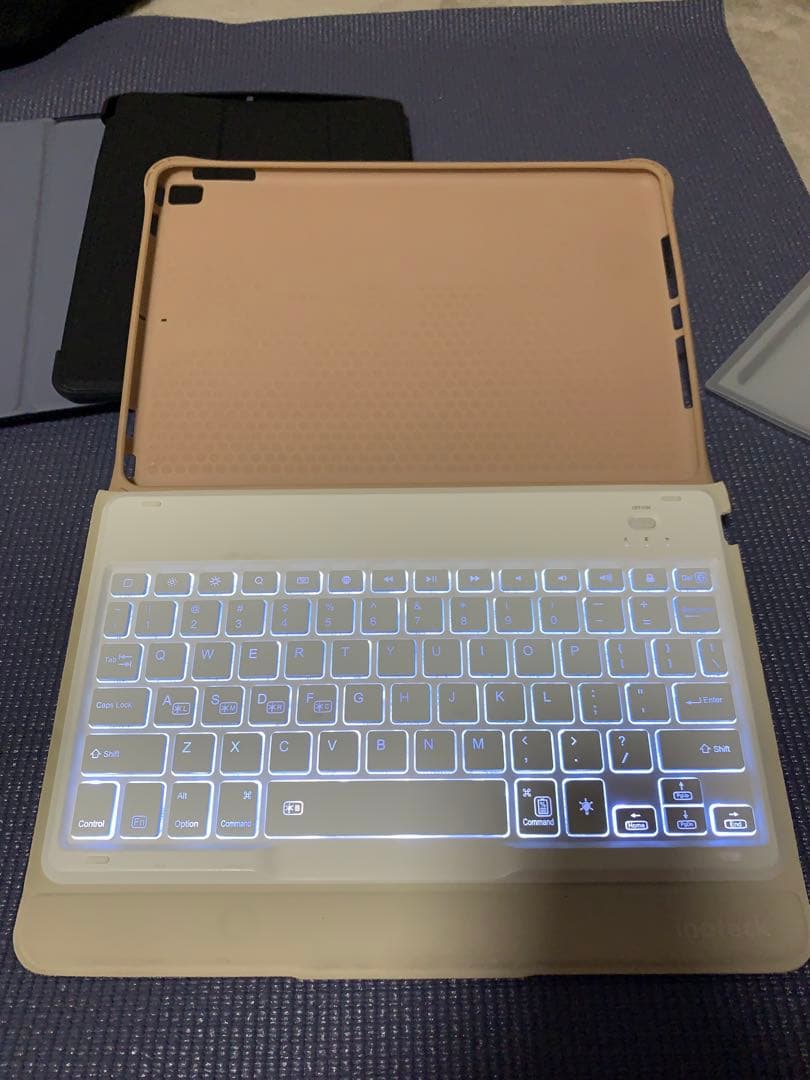 iPad用バックライト付きキーボードケース