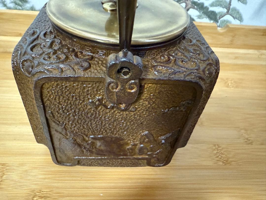 時代物　鉄瓶 浮彫りデザイン