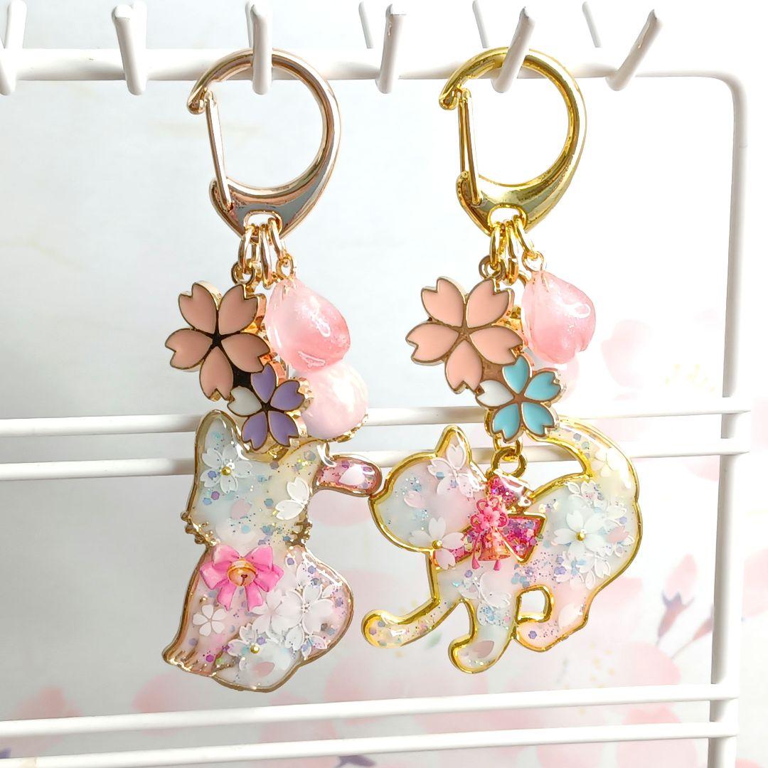 ～桜花爛漫～ネコと桜　水色　レジンキーホルダー　ハンドメイド