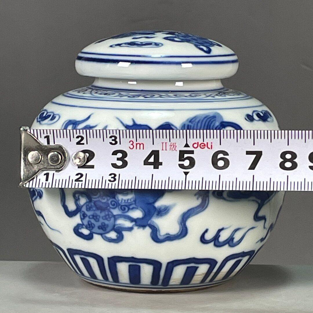 青花獅子滾繡球紋蓋壺 景徳鎮 陶磁器 装飾品 現代工芸品 置物