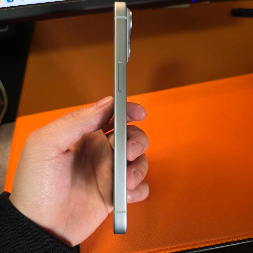 Apple iPhone 15　ブルー