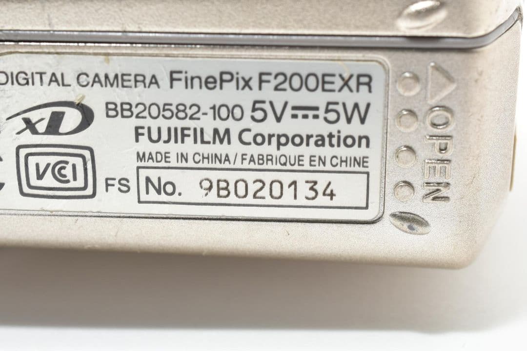 美品　FUJIFILM F200EXR 富士フィルム デジカメ動作確認済
