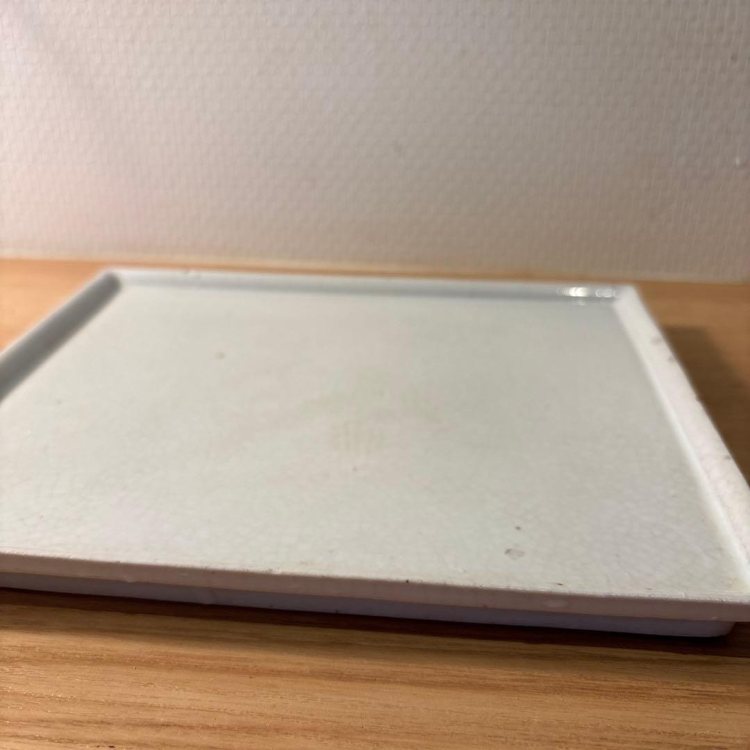白い四角形の陶器皿