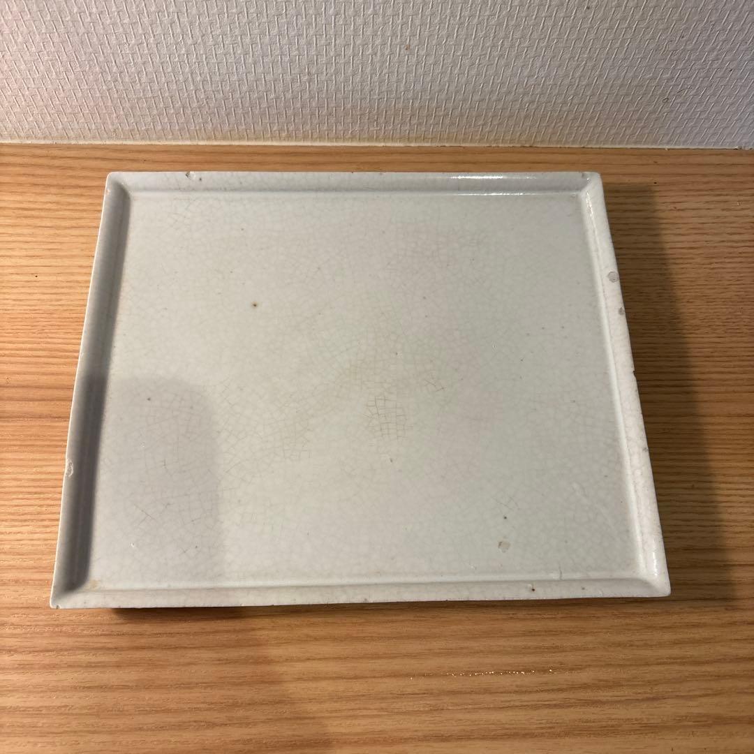 白い四角形の陶器皿
