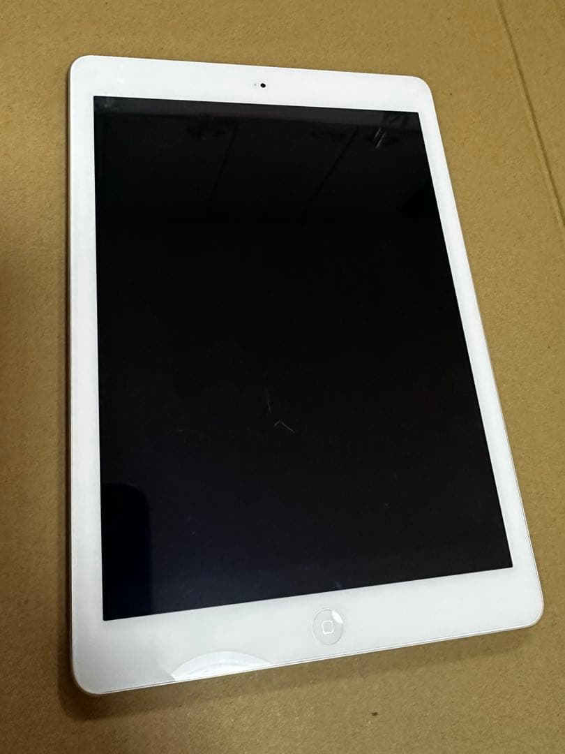 iPad Air 初代32GB シルバー新品純正ケーブル・純正ケース付