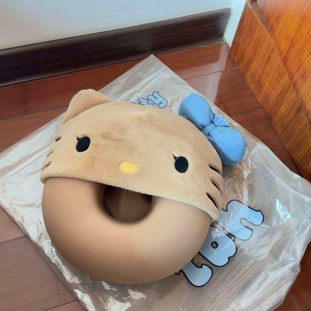 【新品】 ハローキティ x TBH ネックピロー 公式正規品 海外限定 サンリオ