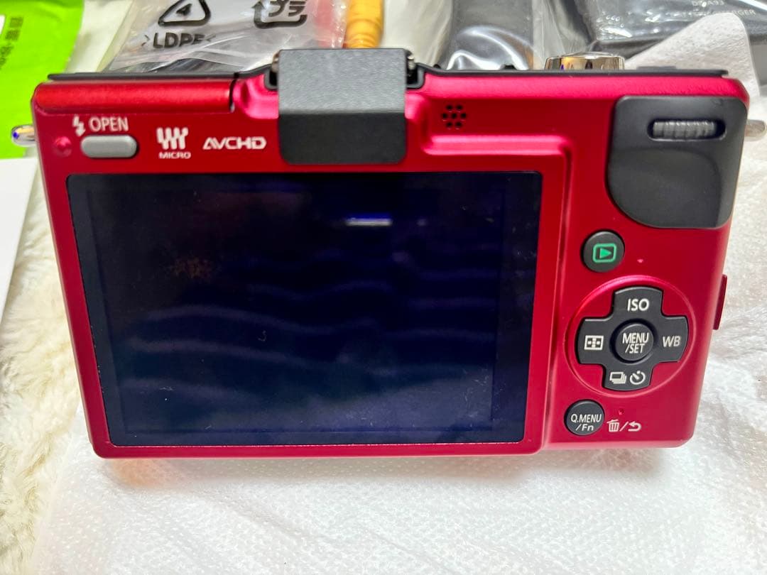 レッドのLUMIX GF2、デジタルカメラ　レンズ無し