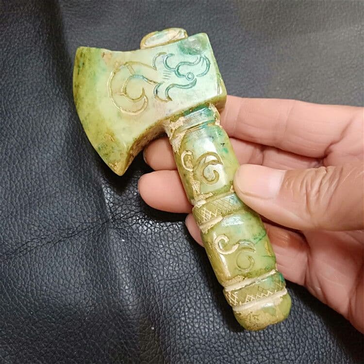 由緒ある工芸品玉器骨董玩岫玉玉玉斧手はピースを置物にします