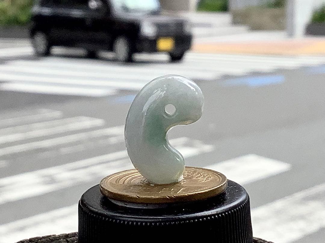 ⭕️神秘　氷種‼️　糸魚川翡翠勾玉　極上逸品　お身近の御守に　鑑定書パワーストーン‼️