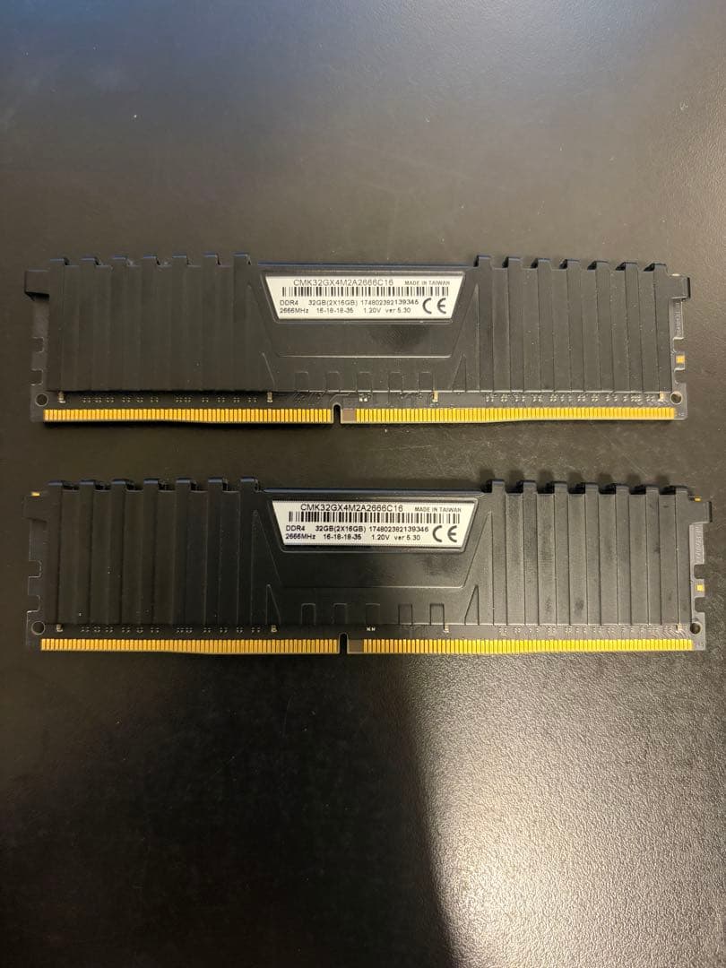CORSAIR メモリー　CMK3232GX4M2A2666C16 【中古品】