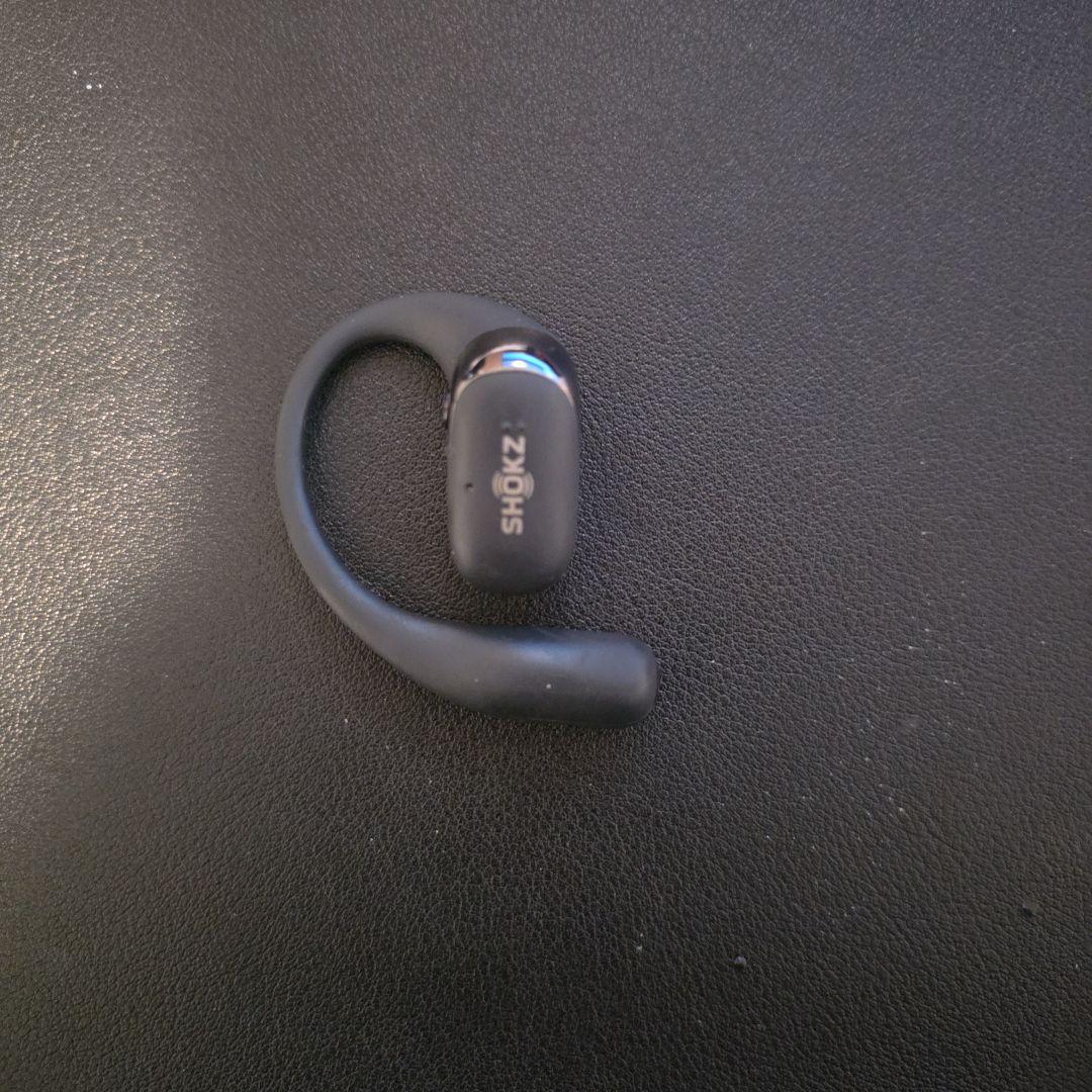 Shokz ワイヤレスイヤホン ブラック 右耳用のみ、充電ケース付き