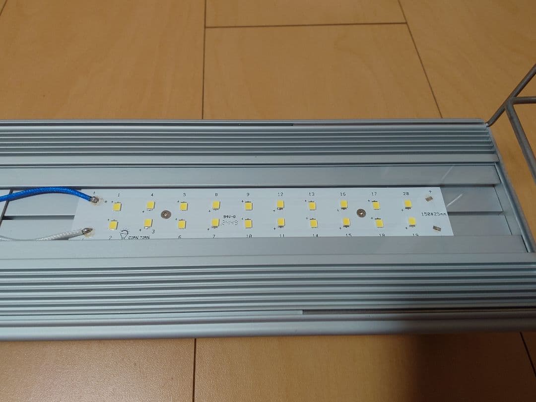 アクロ　ＴＲＩＡＮＧＬＥ　ＬＥＤ　ＶＩＶＩＤ　６００