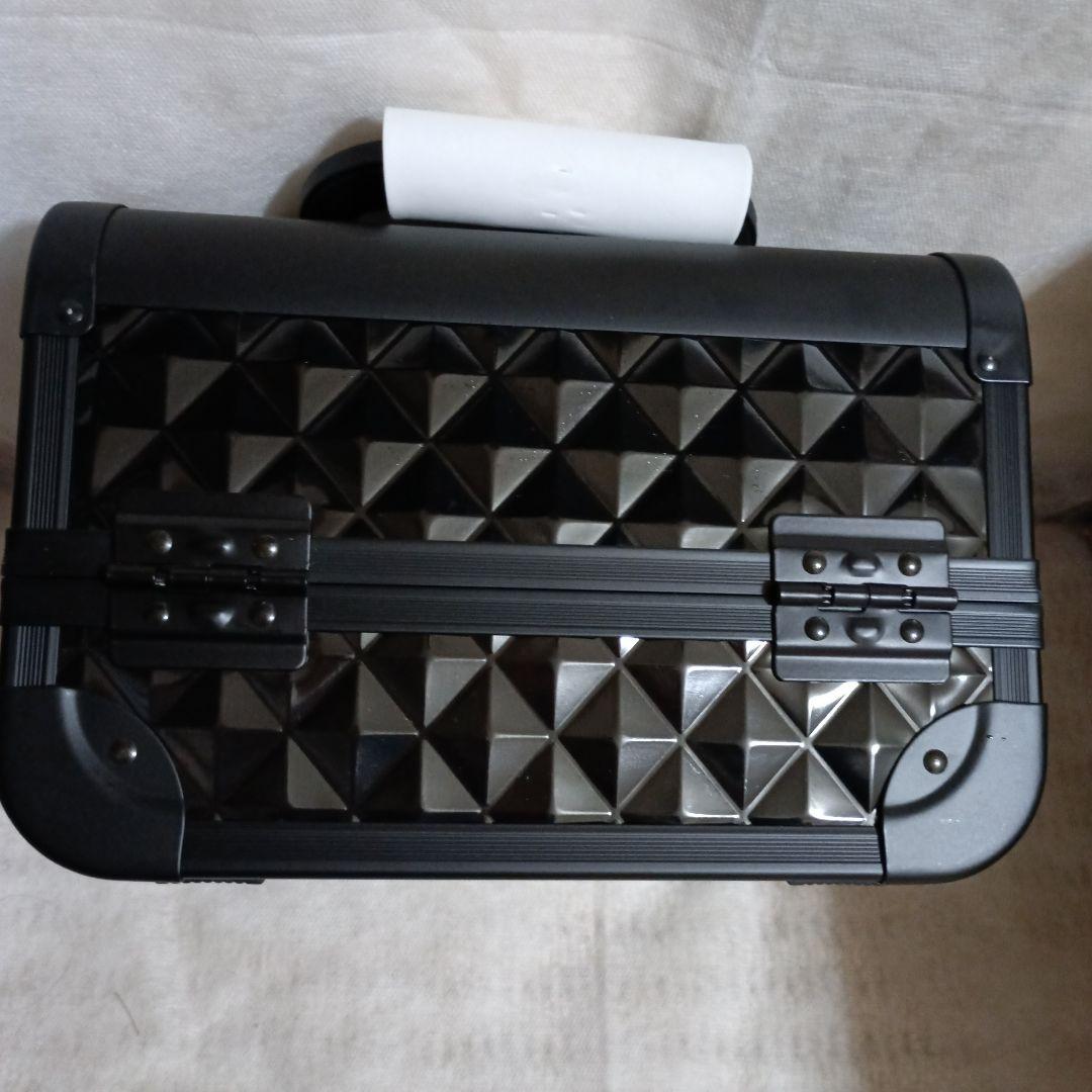 メイクボックス　鍵鏡つき黒　プロユース　スタイリッシュ　未使用