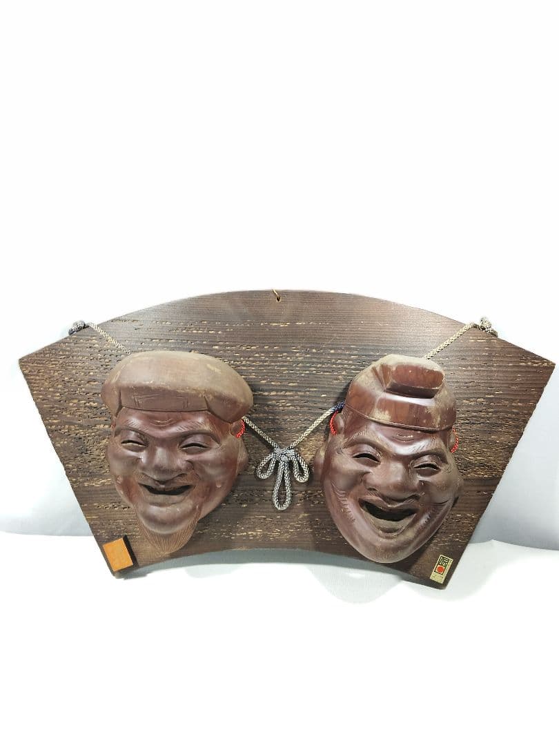 伝統的な木製の笑顔の仮面