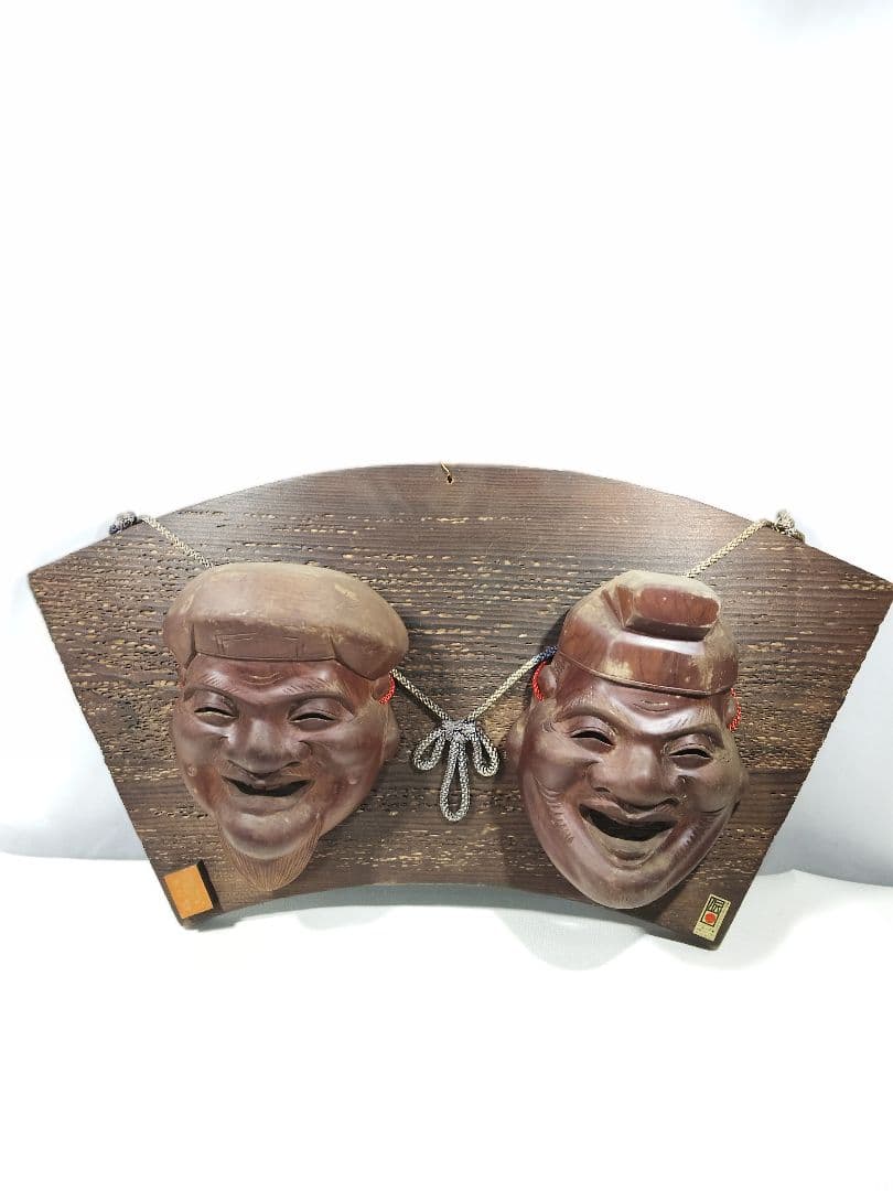 伝統的な木製の笑顔の仮面