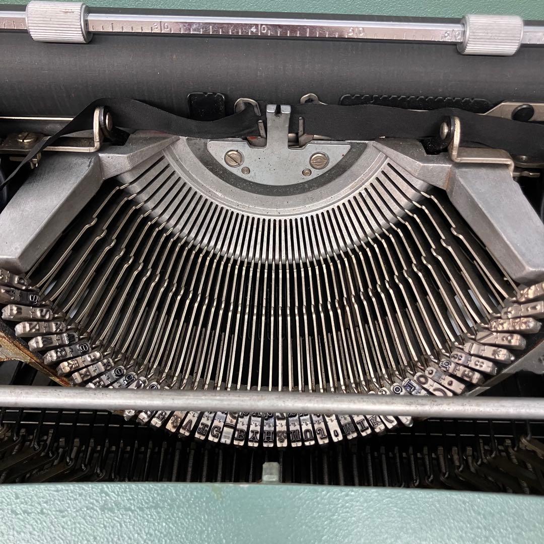 【olivetti/オリベッティ】lettera 32 タイプライター　レトロ