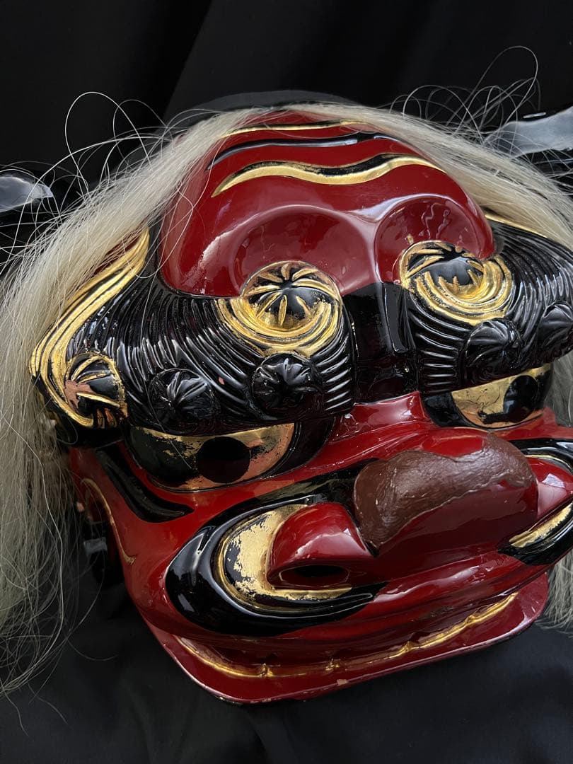 木彫獅子頭 朱漆金彩 幅32cm 獅子舞 神楽面 魔除 縁起物 被るマント付き