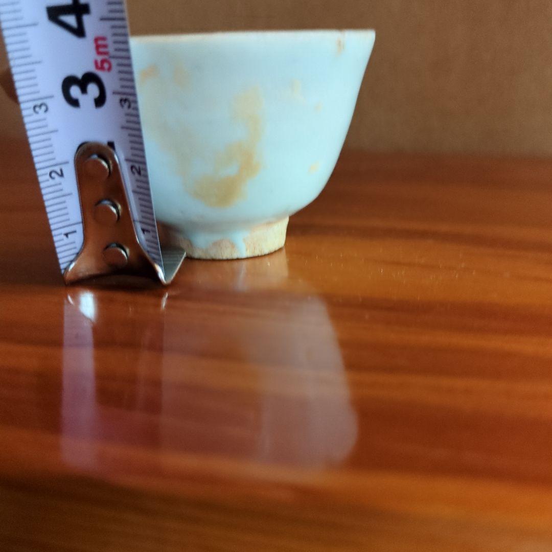 磁器の白色盃（欠けあり）　初期伊万里の陶片