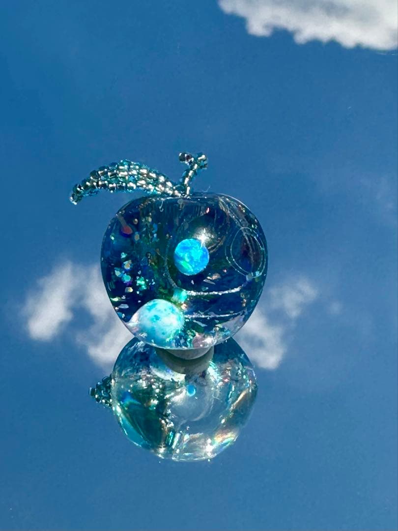 UVレジン製球体とリンゴ型置物
