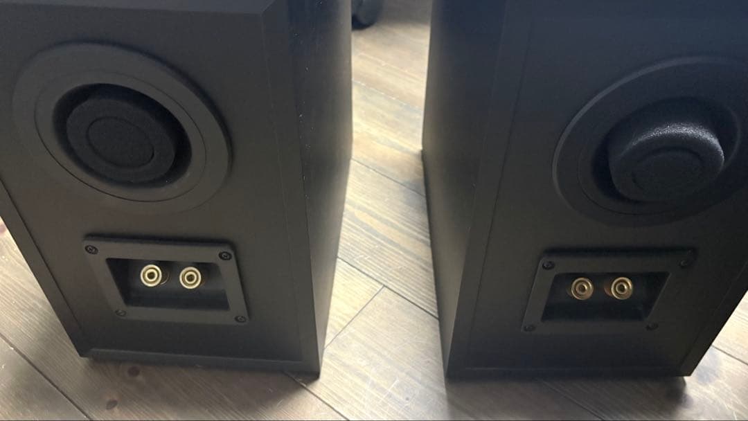 KEF Q150 スピーカー（インシュレーター付き）