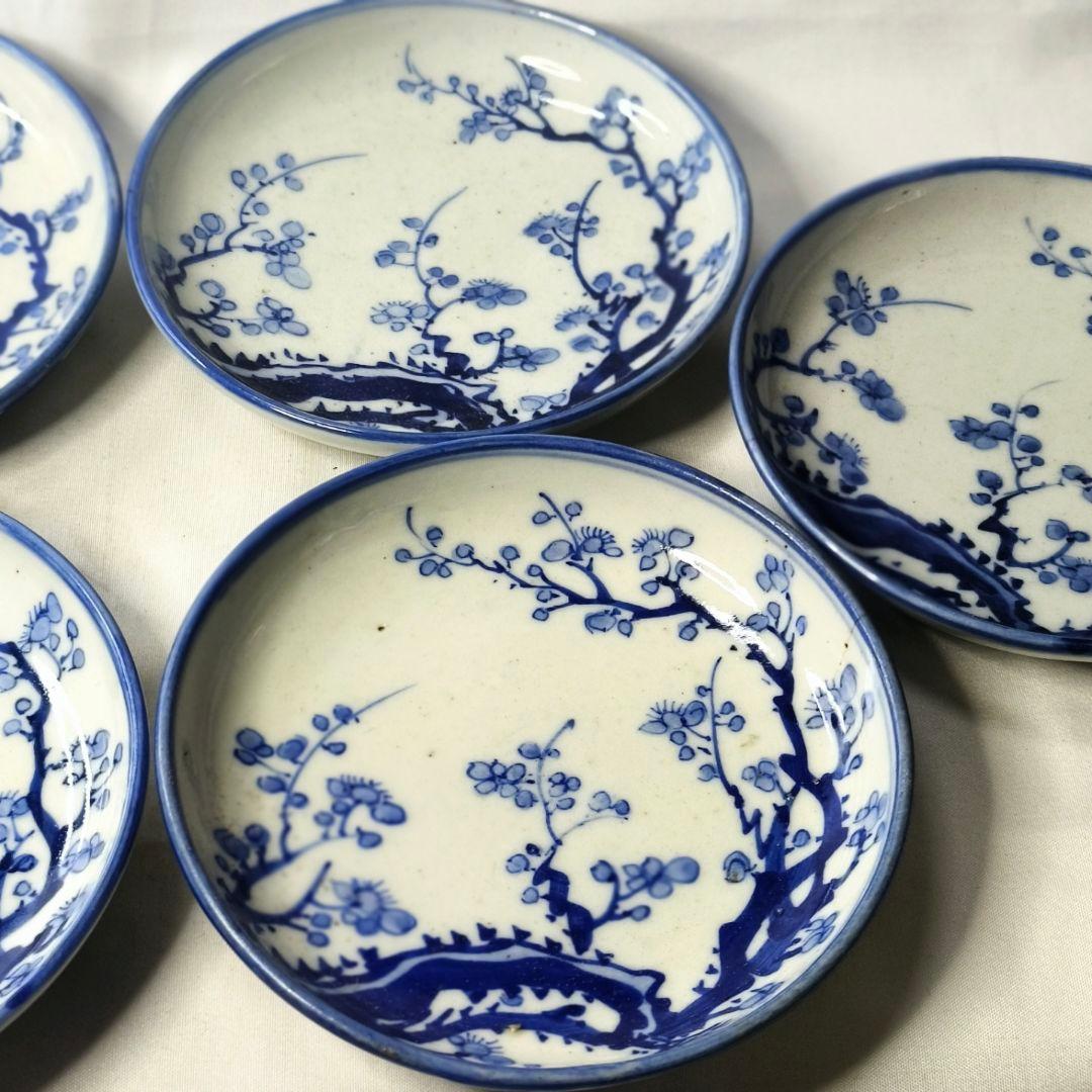 古伊万里 染付丸皿 手描き寒梅文 在銘 明治骨董 旧家蔵出 コレクター放出美品